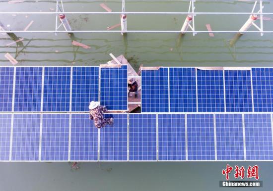 資料圖：航拍正在建設(shè)的江西都昌縣磯山湖“漁光一體”光伏電站。 傅建斌 攝