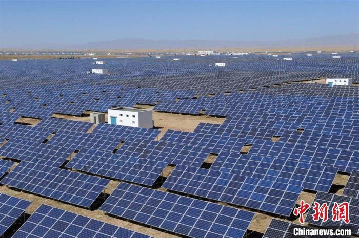圖為19.6萬塊光伏板拼接成的“駿馬圖形電站”。　達拉特光伏發(fā)電應用領跑基地供圖 攝