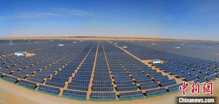 圖為內(nèi)蒙古達拉特光伏發(fā)電應用領跑基地?！∵_拉特光伏發(fā)電應用領跑基地供圖 攝
