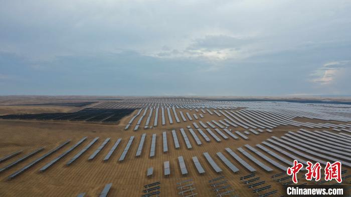 圖為內(nèi)蒙古達拉特光伏發(fā)電應用領跑基地?！∵_拉特光伏發(fā)電應用領跑基地供圖 攝