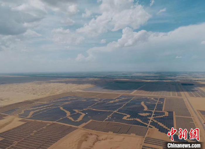 圖為19.6萬塊光伏板拼接成的“駿馬圖形電站”。　達拉特光伏發(fā)電應用領跑基地供圖 攝