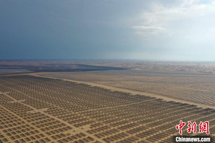 圖為內(nèi)蒙古達拉特光伏發(fā)電應用領跑基地。　達拉特光伏發(fā)電應用領跑基地供圖 攝
