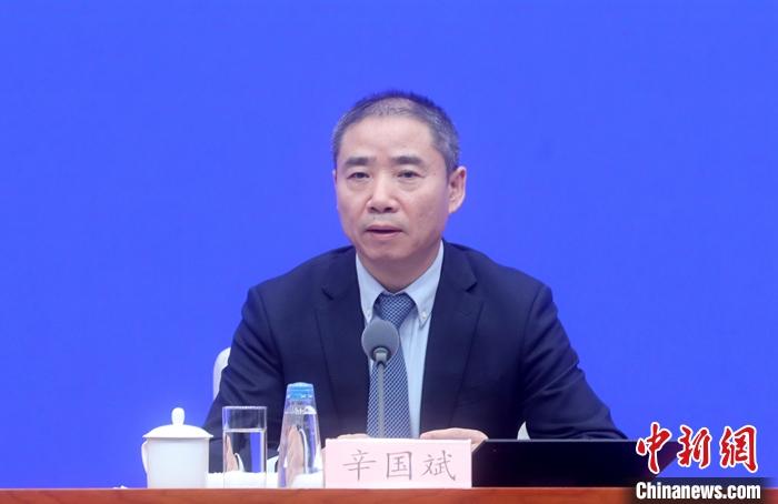 11月3日，國(guó)務(wù)院新聞辦公室在北京舉行國(guó)務(wù)院政策例行吹風(fēng)會(huì)，解讀近日公布的《新能源汽車(chē)產(chǎn)業(yè)發(fā)展規(guī)劃(2021－2035年)》。中國(guó)工業(yè)和信息化部副部長(zhǎng)辛國(guó)斌表示，中國(guó)已建成了全球最大規(guī)模的充電網(wǎng)絡(luò)，但仍然滯后于消費(fèi)者需求，需要加大建設(shè)力度，優(yōu)化布局。<a target='_blank'  data-cke-saved- >中新社</a>記者 張宇 攝