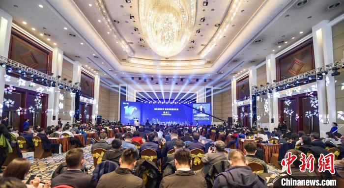 27日下午，“2020能源轉(zhuǎn)型論壇暨第十屆全球新能源企業(yè)500強峰會”在山西太原舉行?！吨袊茉磮蟆飞绻﹫D 圖 攝