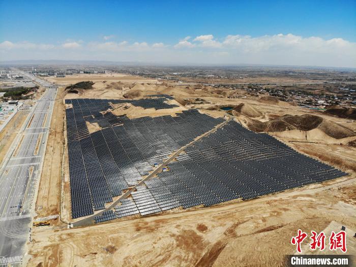 圖為該項(xiàng)目配套的10MW光伏發(fā)電場(chǎng)。　楊艷敏 攝