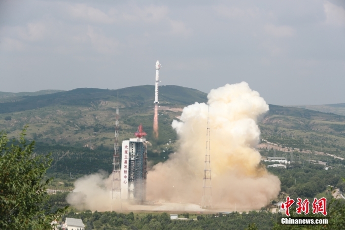 北京時間8月4日11時08分，中國在太原衛(wèi)星發(fā)射中心使用長征四號乙遙四十運(yùn)載火箭，成功將陸地生態(tài)系統(tǒng)碳監(jiān)測衛(wèi)星以及搭載的交通四號衛(wèi)星和閔行少年星順利送入預(yù)定軌道，發(fā)射任務(wù)獲得圓滿成功。陸地生態(tài)系統(tǒng)碳監(jiān)測衛(wèi)星主要用于陸地生態(tài)系統(tǒng)碳監(jiān)測、陸地生態(tài)和資源調(diào)查監(jiān)測、國家重大生態(tài)工程監(jiān)測評價(jià)，并為環(huán)保、測繪、氣象、農(nóng)業(yè)、減災(zāi)等領(lǐng)域提供業(yè)務(wù)支撐和研究服務(wù)。此次任務(wù)是長征系列運(yùn)載火箭第430次飛行。圖為發(fā)射現(xiàn)場。 供圖：鄭斌