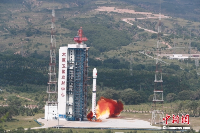 北京時間8月4日11時08分，中國在太原衛(wèi)星發(fā)射中心使用長征四號乙遙四十運(yùn)載火箭，成功將陸地生態(tài)系統(tǒng)碳監(jiān)測衛(wèi)星以及搭載的交通四號衛(wèi)星和閔行少年星順利送入預(yù)定軌道，發(fā)射任務(wù)獲得圓滿成功。陸地生態(tài)系統(tǒng)碳監(jiān)測衛(wèi)星主要用于陸地生態(tài)系統(tǒng)碳監(jiān)測、陸地生態(tài)和資源調(diào)查監(jiān)測、國家重大生態(tài)工程監(jiān)測評價(jià)，并為環(huán)保、測繪、氣象、農(nóng)業(yè)、減災(zāi)等領(lǐng)域提供業(yè)務(wù)支撐和研究服務(wù)。此次任務(wù)是長征系列運(yùn)載火箭第430次飛行。圖為發(fā)射現(xiàn)場。 供圖：鄭斌