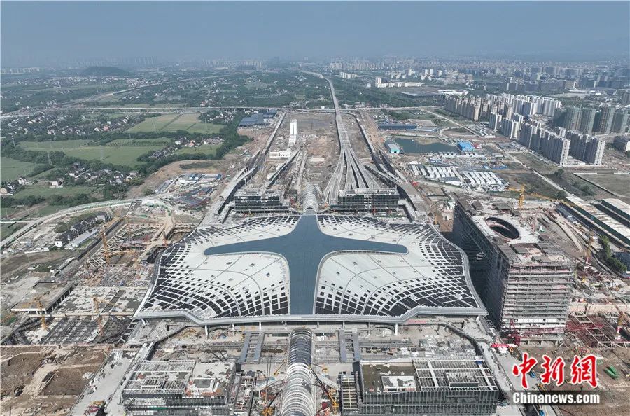2022年4月，航拍杭州西站屋頂?shù)墓夥M件。杭州西站光伏發(fā)電項(xiàng)目面積1.5萬平方米，建成后預(yù)計(jì)年均發(fā)電量達(dá)231萬度，每年可節(jié)約標(biāo)準(zhǔn)煤830余噸，減少二氧化碳排放量2300余噸。中新社記者 王剛 攝