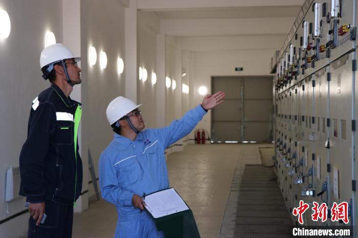 圖為謝列克風(fēng)電場工作人員在檢查設(shè)備中?！≈行律绨l(fā) 達(dá)恩克攝 攝