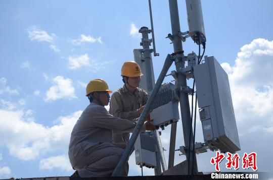 技術人員對220千伏列西變電站5G共享基站進行調試。三明供電供圖